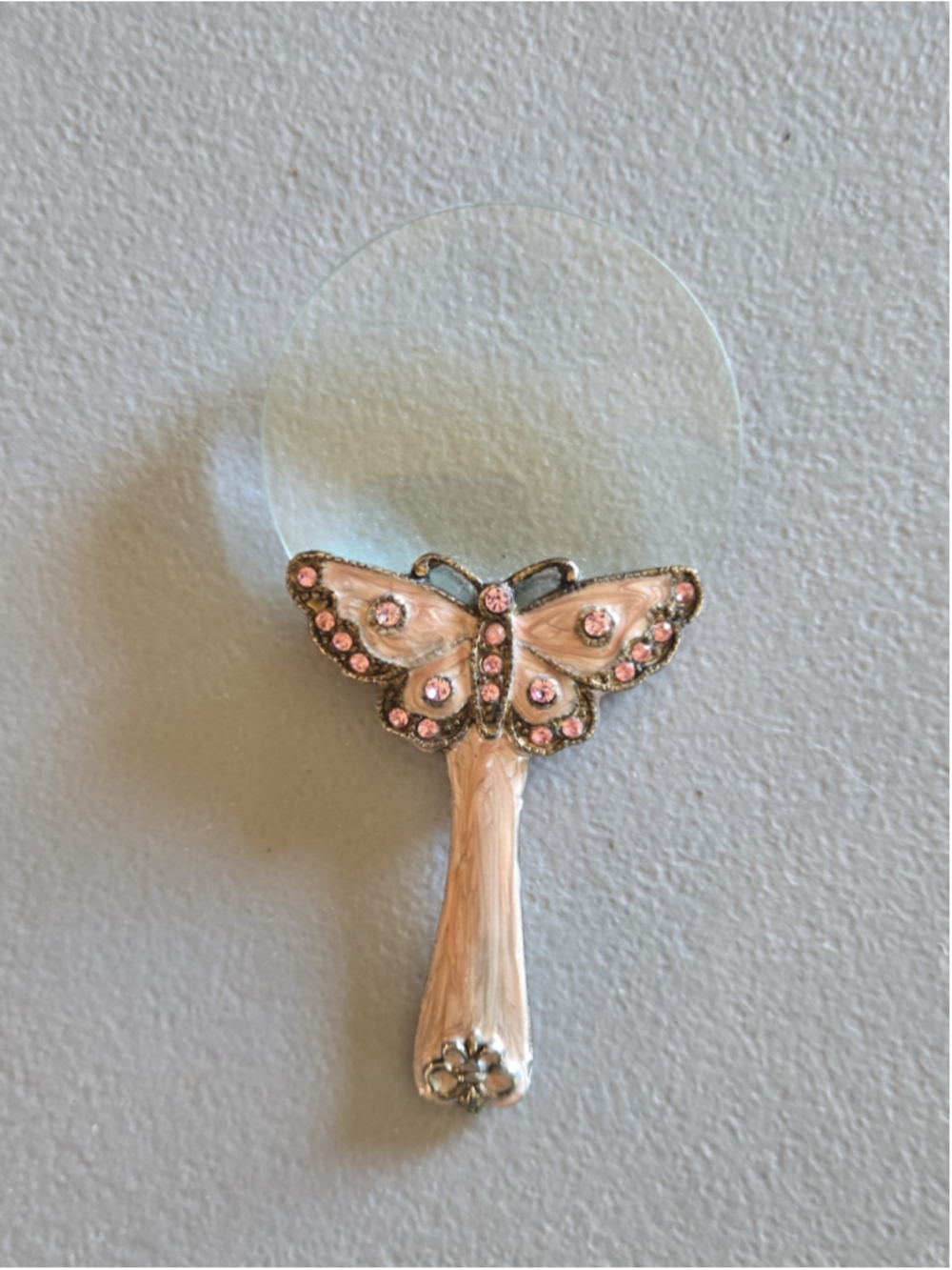 vintage-style magnifying glass With pink rhinestone crystals
